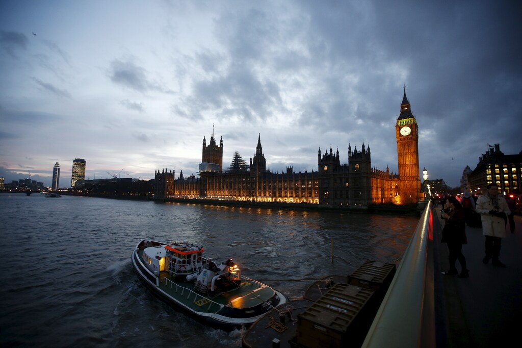 A boat sails down the River Thames as the Houses of Parliament are seen at dusk in London, Britain, December 2, 2015. REUTERS/Peter Nicholls - GF20000082475
