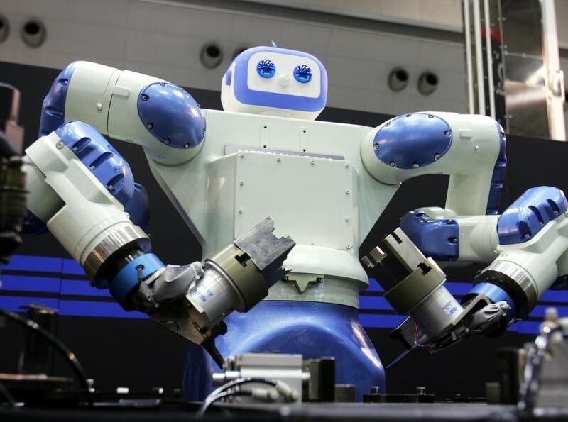 Yasukawa Electric Corp's industrial robot "MOTOMAN-DA" is shown during a demonstration at the 2005 International Robot Exhibition in Tokyo November 30, 2005. The dual-arm robot, which can be implemented in car production lines, is being exhibited at the world's largest robotics trade show which will be held until December 3. - PBEAHUNUPCB