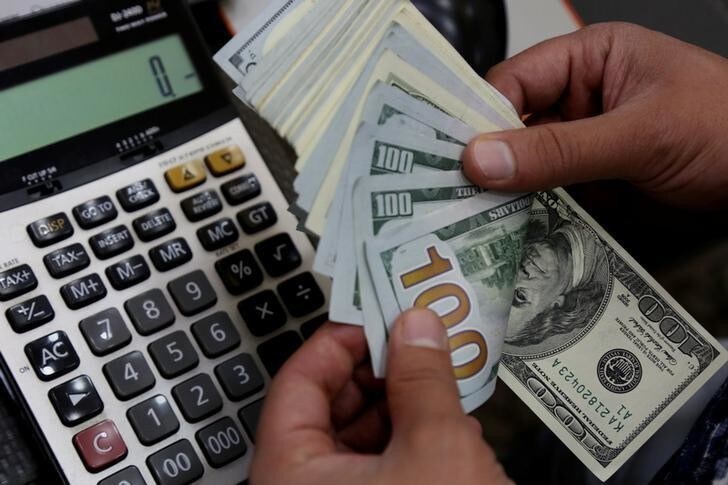 A money changer counts U.S. dollar banknotes at a currency exchange office in Diyarbakir, Turkey May 23, 2018. REUTERS/Sertac Kayar