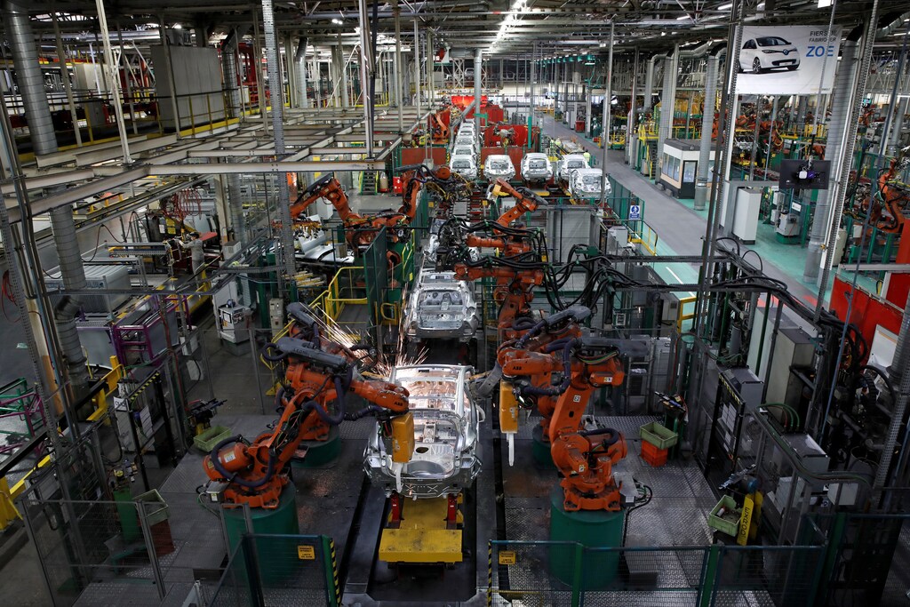 Robots assemble Renault and Nissan automobiles on the production line at the Renault SA car factory in Flins, near Paris, France, February 23, 2017. REUTERS/Benoit Tessier - RC1756138BB0