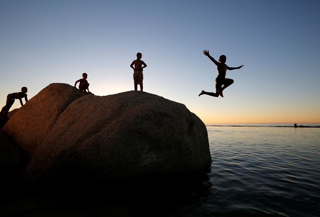 Children leap into a tidal pool as temperatures soar at Camps Bay beach in Cape Town, South Africa, December 11, 2016. REUTERS/Mike Hutchings TPX IMAGES OF THE DAY - RC11366B8830