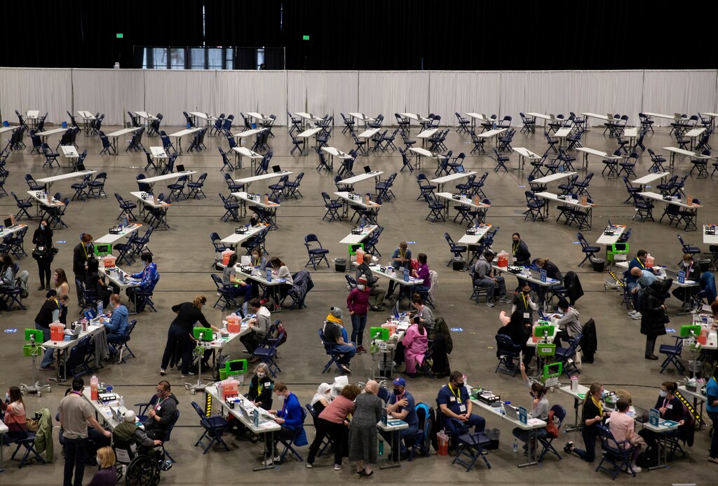 People receive their coronavirus disease (COVID-19) vaccines at a mass vaccination site at Lumen Field Event Center in Seattle, Washington, U.S. March 13, 2021. REUTERS/Lindsey Wasson TPX IMAGES OF THE DAY - RC2NAM9KOG2O