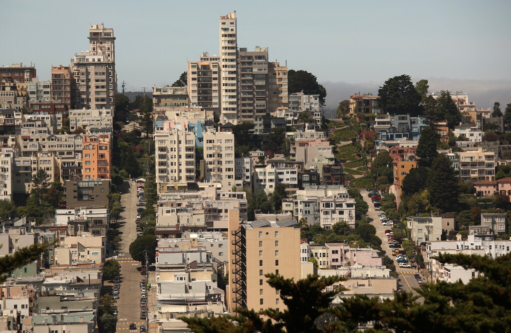 The streets of San Francisco, including Lombard Street (R), are seen in San Francisco, California May 8, 2012. REUTERS/Robert Galbraith (UNITED STATES - Tags: ENVIRONMENT CITYSPACE) - GM1E8590HUN01
