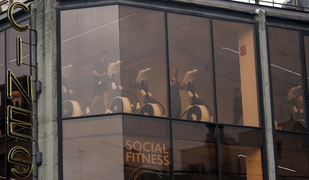 People jog in a gym, located inside a former cinema building, in central Madrid April 11, 2013. REUTERS/Sergio Perez (SPAIN - Tags: SOCIETY HEALTH SPORT) - GM1E94B1K4501