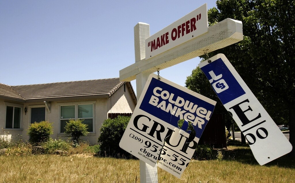 A foreclosed home is shown in Stockton, California May 13, 2008. Home foreclosure filings in the U.S. jumped 23 percent in the first quarter from the prior quarter, and more than doubled from a year earlier. REUTERS/Robert Galbraith (UNITED STATES) - RTX5NRQ