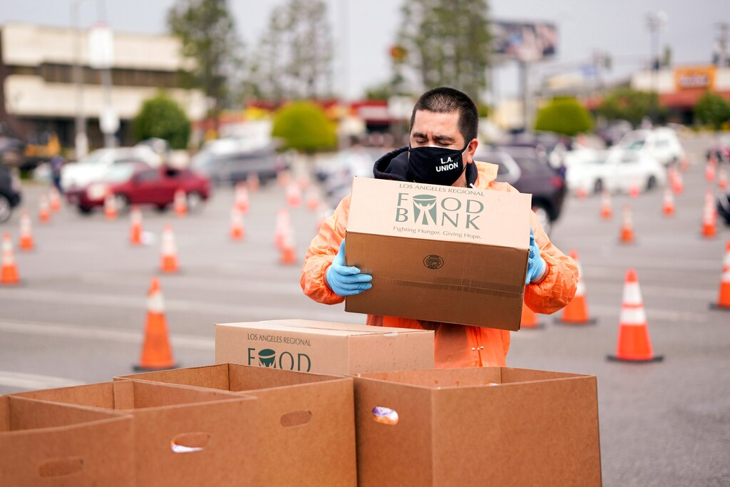 Un voluntario de la Federación del Trabajo del Condado de Los Ángeles, AFL-CIO, reparte cajas de comida a los trabajadores de LAX en el aparcamiento de El Foro durante el brote de la enfermedad coronavirus (COVID-19), en Inglewood, California, EE.UU., el 10 de abril de 2020.