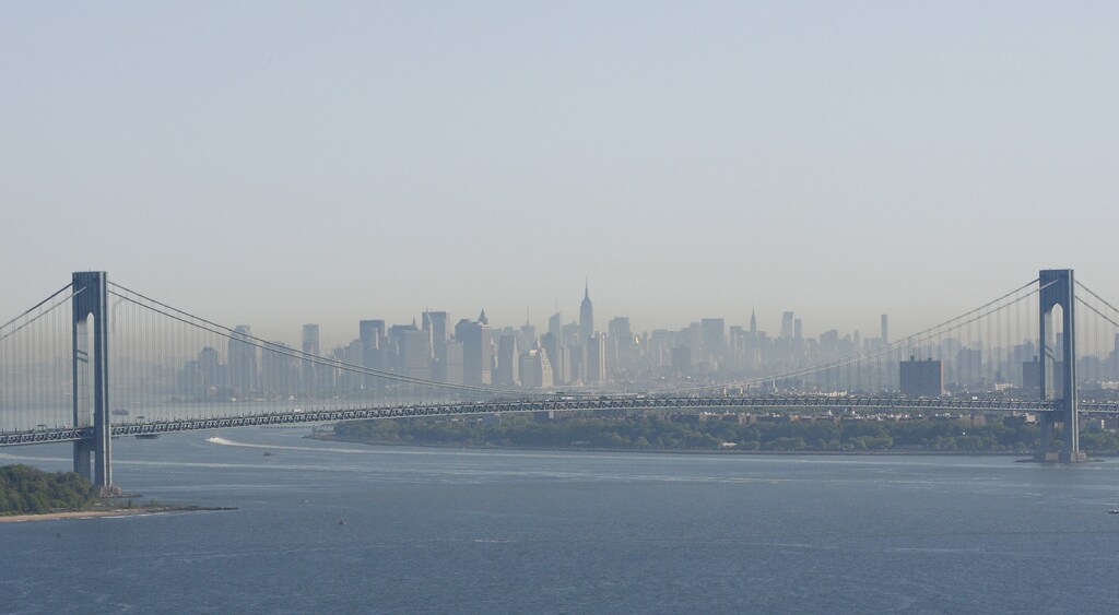 A layer of smog can be seen above Manhattan through the Verrazano-Narrows Bridge in New York May 21, 2009. REUTERS/Lucas Jackson (UNITED STATES CITYSCAPE ENVIRONMENT) - RTXKV1P