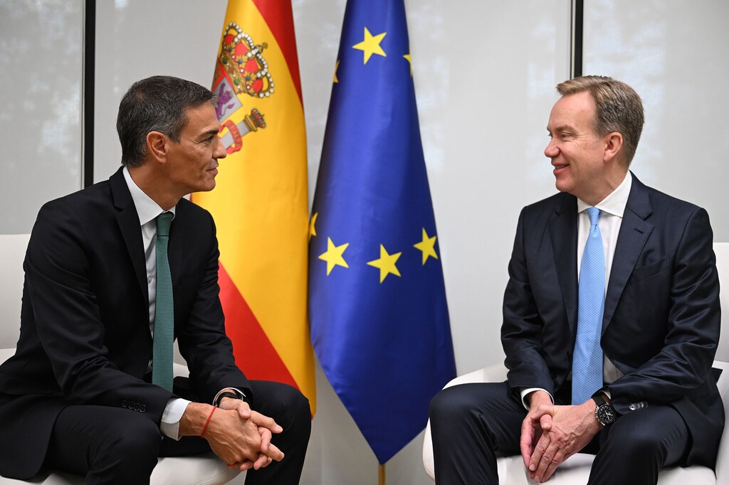 Prime Minister Pedro Sánchez speaks with the President of the World Economic Forum, Børge Brende.