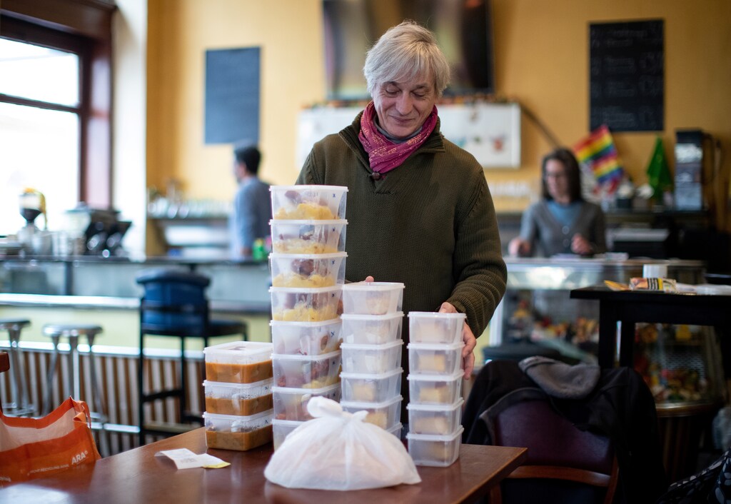 Owner Christian Steindl checks plastic boxes with food inside Restaurant-Bar Steindl in Vienna, Austria March 23, 2020. Restaurant Steindl started to offer food for take-away and delivers to the neighborhood with daily changing menus since the government closed restaurants and bars due to the spread of coronavirus disease (COVID-19) in Austria. Picture taken March 23, 2020. REUTERS/Lisi Niesner - RC2IQF9ZF3R8