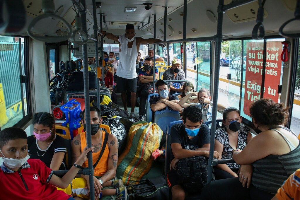 Venezuelan citizens return to homeland board by bus after spending 14 days in quarantine at Venezuela- Colombia border as the spread of the coronavirus disease (COVID-19) continues in San Antonio, Venezuela April 30, 2020. Picture taken April 30, 2020 REUTERS/Carlos Eduardo Ramirez - RC2KGG998UN6