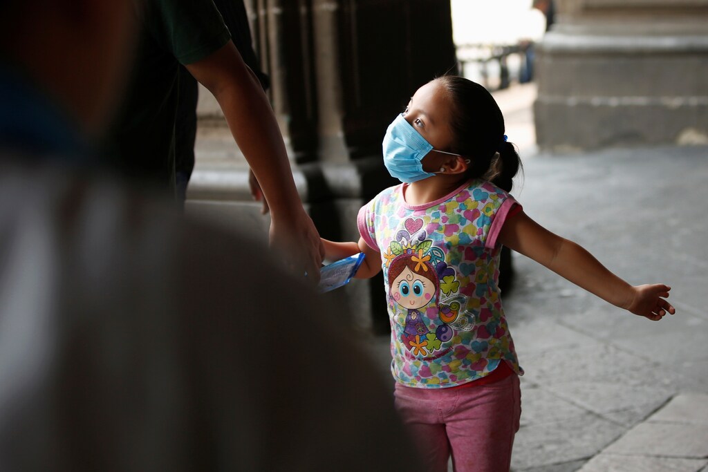 A child wears a surgical mask due to elevated levels of pollution during smog in Mexico City, Mexico May 16, 2019. REUTERS/Carlos Jasso - RC1C64DF0960