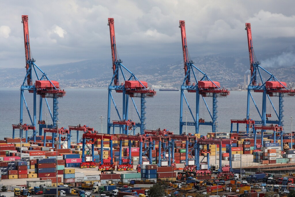 Shipping containers are seen stacked at Beirut's port, during a countrywide lockdown to prevent the spread of the coronavirus disease (COVID-19) in Beirut, Lebanon, April 8, 2020. REUTERS/Mohamed Azakir TPX IMAGES OF THE DAY - RC2C0G9EP3ZQ