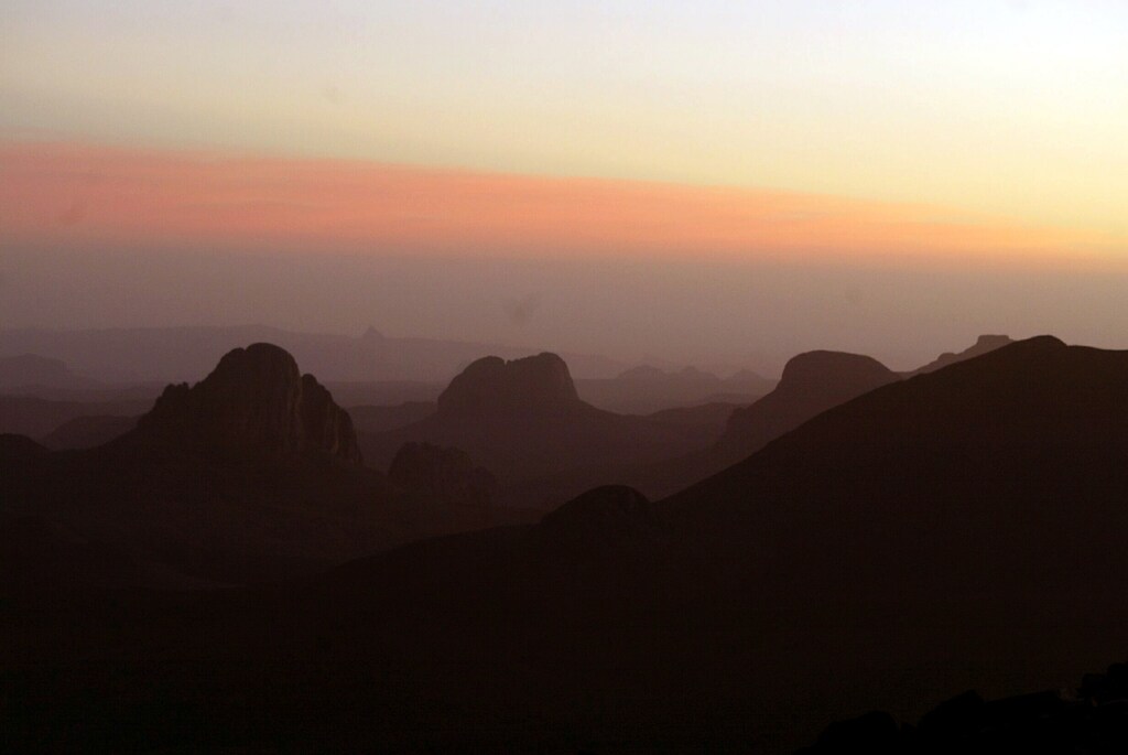 View of the sunrise at an altitude of 3,000 metres in Tamanrasset, some 2,000 km south of the Algerian capital Algiers on New Year's Day January 1, 2005. NO RIGHTS CLEARANCES OR PERMISSIONS ARE REQUIRED FOR THIS IMAGE. REUTERS/ Louafi Larbi L.L/acm - RP5DRIIDOSAA
