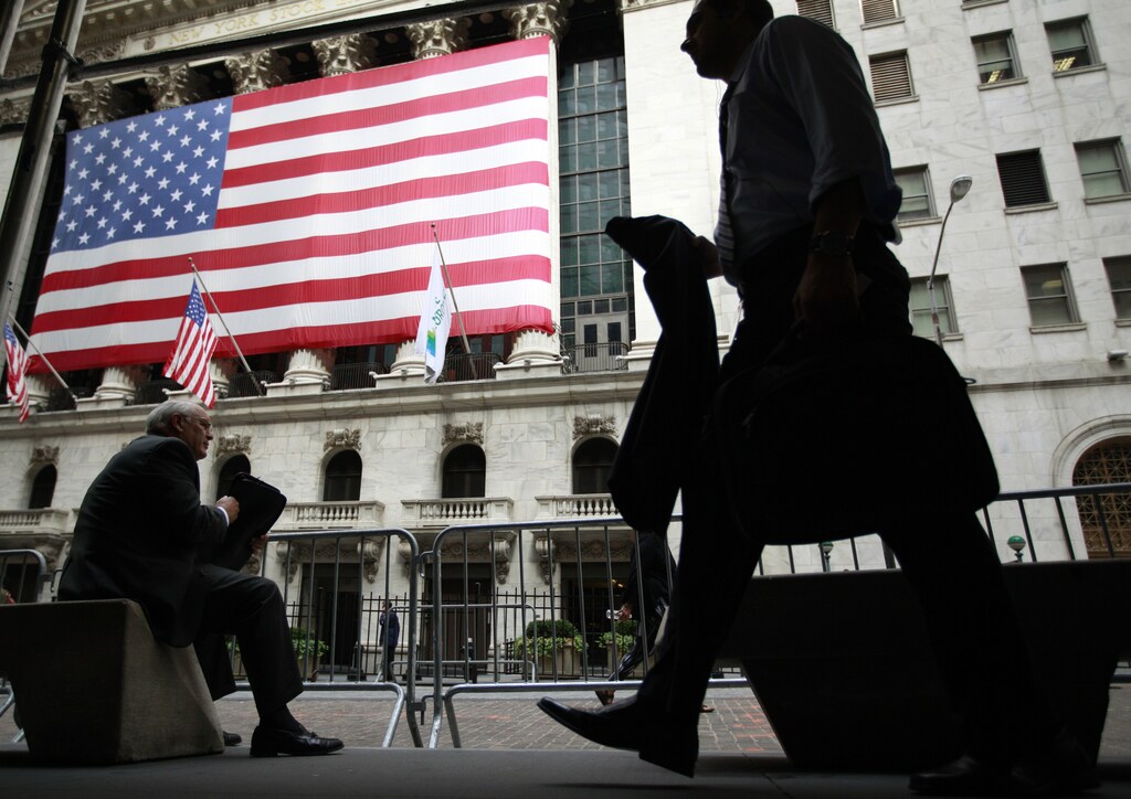 Morning commuters are seen outside the New York Stock Exchange, July 30, 2012. REUTERS/Brendan McDermid (UNITED STATES - Tags: BUSINESS) - RTR35NPI