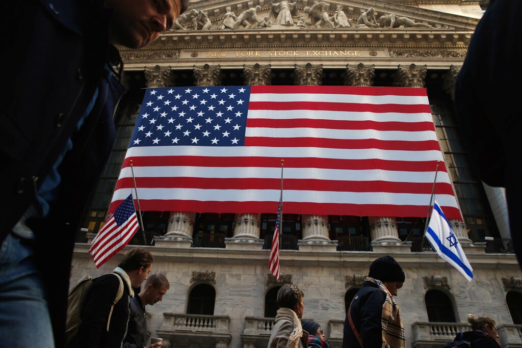 Morning commuters pass by the New York Stock Exchange (NYSE) in New York City, U.S., November 10, 2016. REUTERS/Brendan McDermid - RTX2T1ME