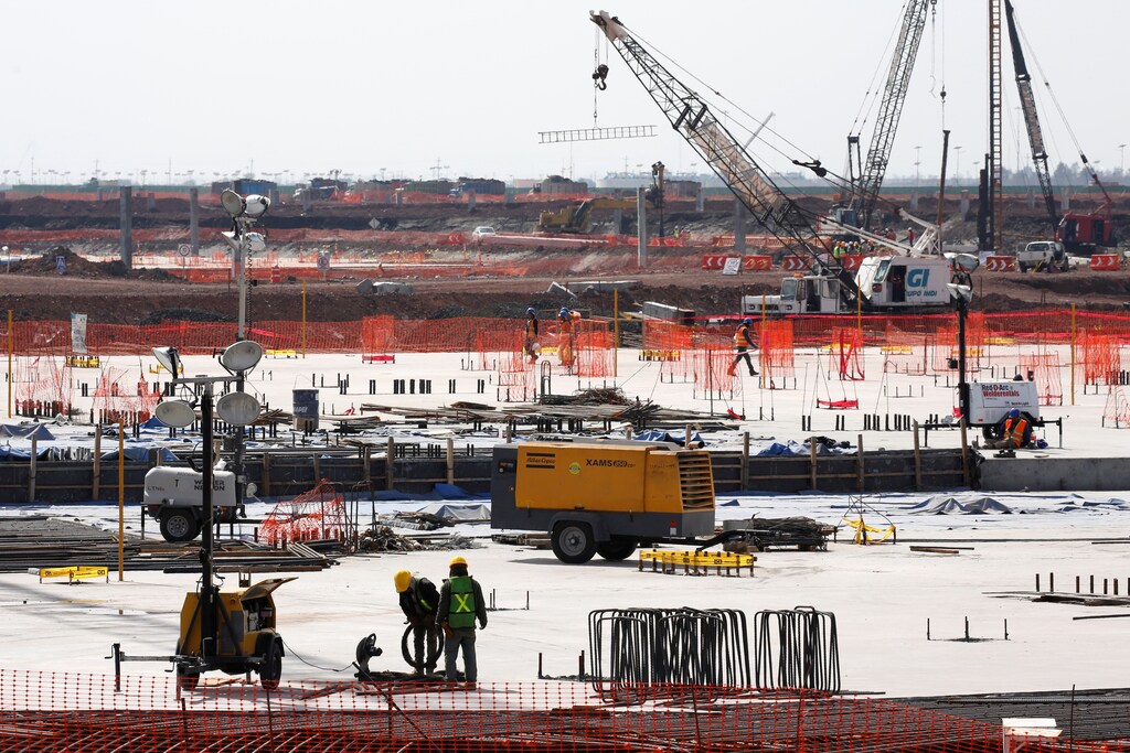 Employees work on the terminal foundations at the construction site of the new Mexico City International Airport in Texcoco on the outskirts of Mexico City, Mexico February 1, 2018. REUTERS/Carlos Jasso - RC1A57295560
