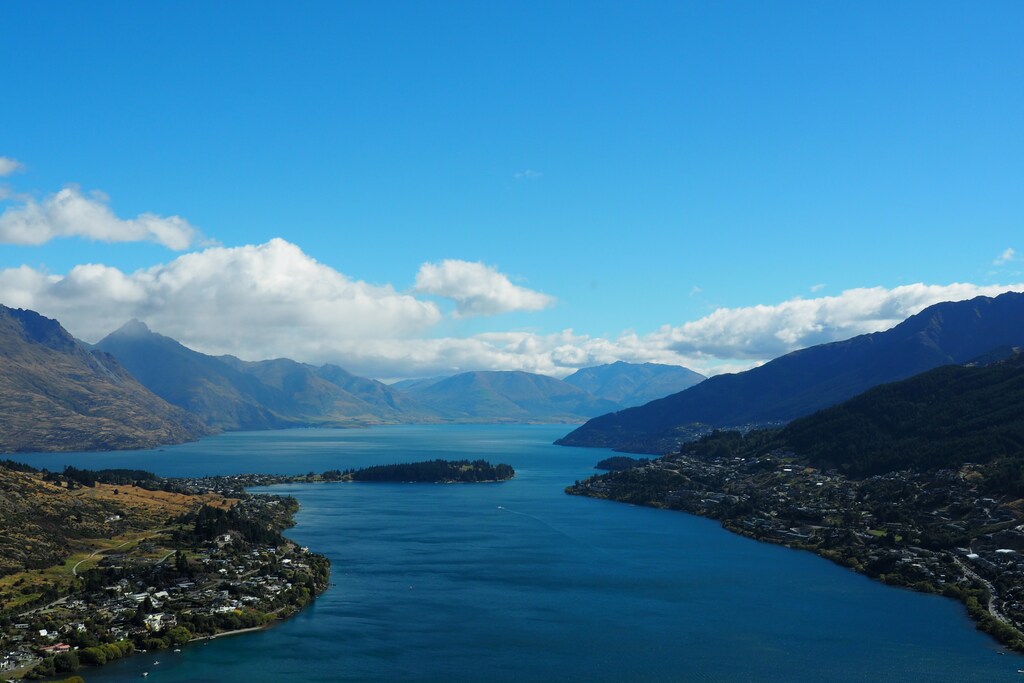 Queenstown is seen on the shores of Lake Wakatipu New Zealand March 7, 2017. REUTERS/Henning Gloystein - RC1B0F9621A0