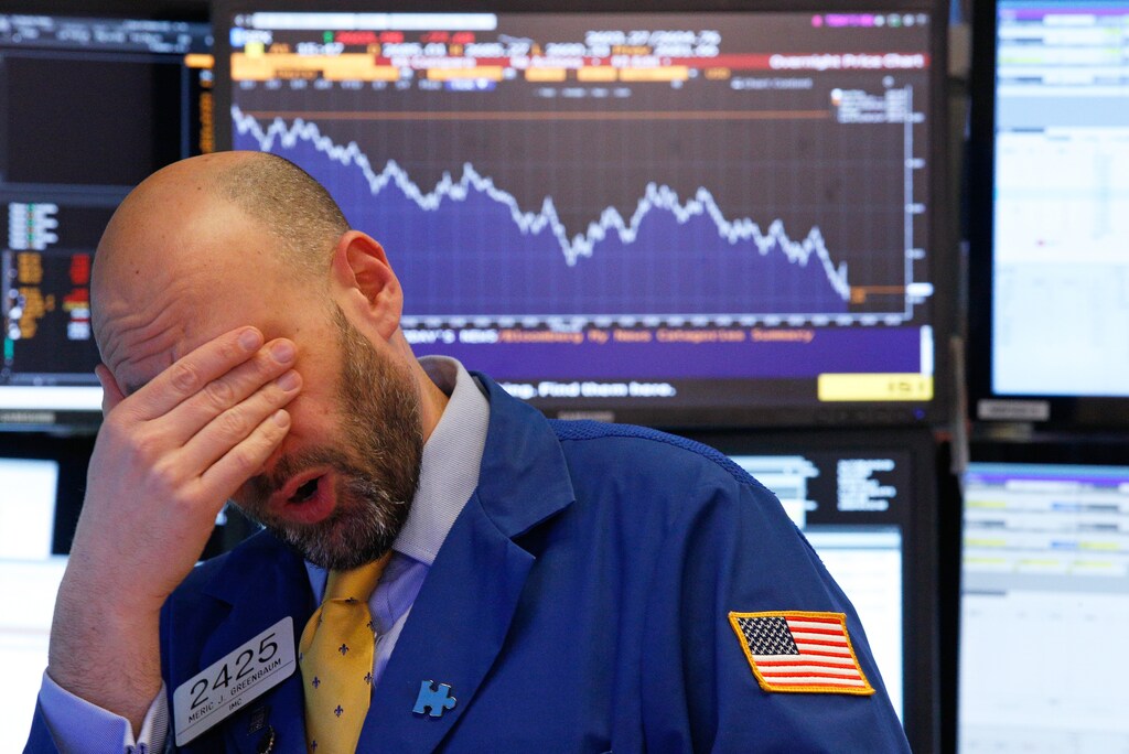 A trader reacts near the end of the day on the floor of the New York Stock Exchange in New York, U.S., February 8, 2018. REUTERS/Brendan Mcdermid - HP1EE281MAZSA