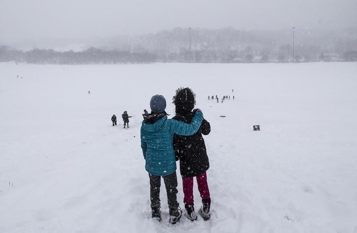 Children look over a hill during heavy snowfall in Toronto, Ontario December 11, 2014. REUTERS/Mark Blinch (CANADA - Tags: ENVIRONMENT TPX IMAGES OF THE DAY)
