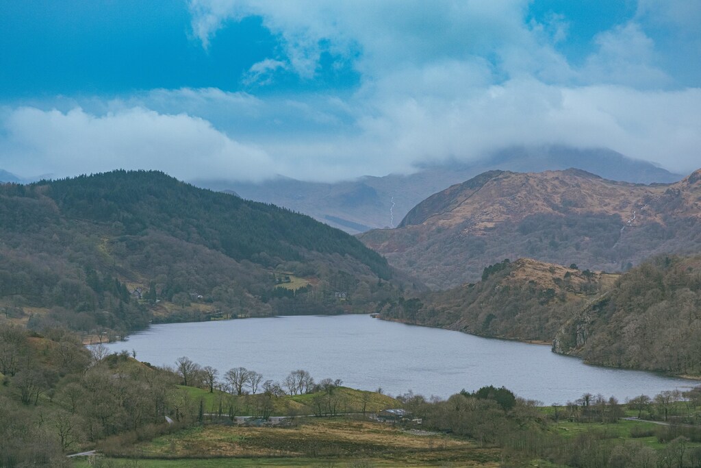 a picture of rolling hills in snowdonia