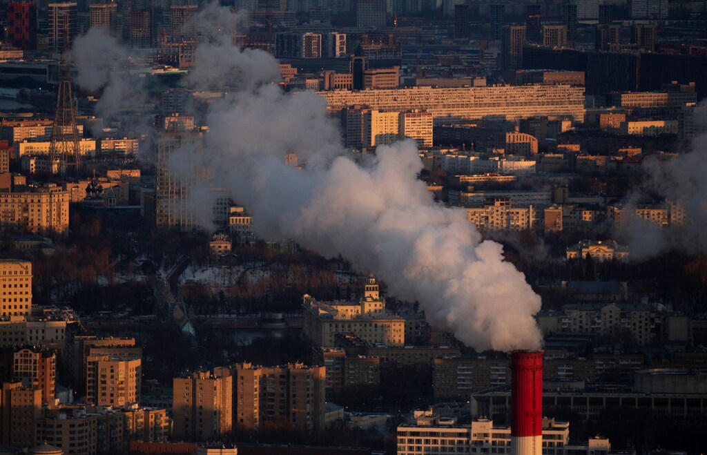Steam rises from a chimney of a heating power plant during a sunset in Moscow, Russia, March 13, 2019. REUTERS/Maxim Shemetov - RC1B63C119E0