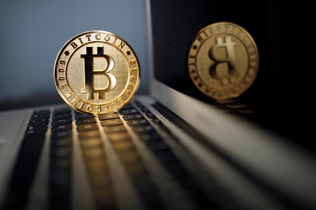 A Bitcoin (virtual currency) coin is seen in an illustration picture taken at La Maison du Bitcoin in Paris, France, June 23, 2017. REUTERS/Benoit Tessier/Illustration - RC14EAB5E9F0