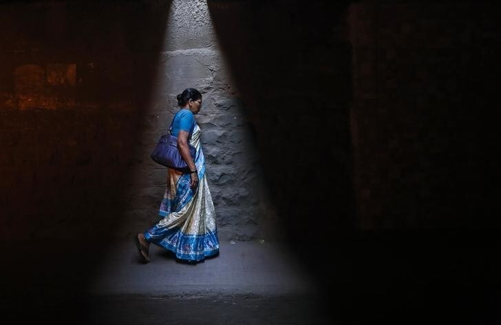A woman walks through a subway under railways tracks in Mumbai January 7, 2014. REUTERS/Danish Siddiqui (INDIA - Tags: SOCIETY TPX IMAGES OF THE DAY)