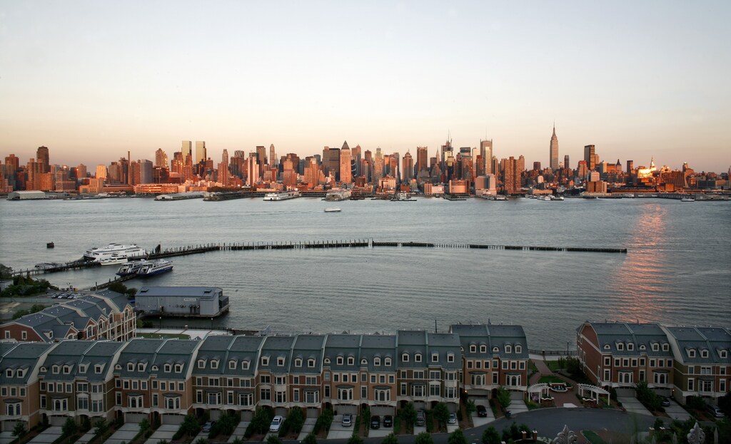 Townhouses on the Hudson River in Weehawken, New Jersey are pictured across from New York September 13, 2007. REUTERS/Gary Hershorn (UNITED STATES) - GM1DWDNMLPAA