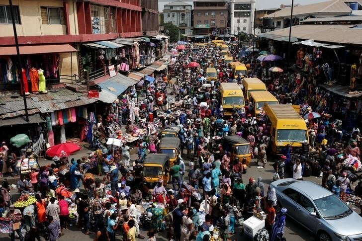 People crowd a street at the central business district in Nigeria's commercial capital Lagos ahead of Christmas December 23, 2016. REUTERS/Akintunde Akinleye