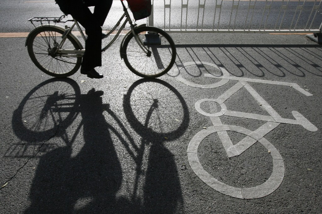Beijing is encouraging people to get back on their bicycles for which Chinese cities used to be famous for to help reduce pollution, less than a year away from the Olympics. REUTERS/Claro Cortes IV (CHINA) - RTX3GQJ