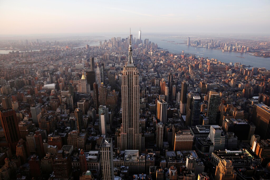 The rising sun lights the Empire State Building as it stands over the Manhattan borough of New York, U.S.,November 2, 2016. REUTERS/Lucas Jackson - D1BEUKNUCRAA