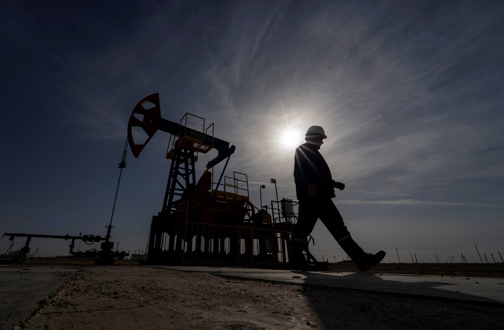 Un empleado de la industria del petróleo y el gas camina durante las operaciones de una plataforma de perforación en el yacimiento de Zhetybay, en la región de Mangystau, Kazajstán, 13 de noviembre de 2023. Archivo.