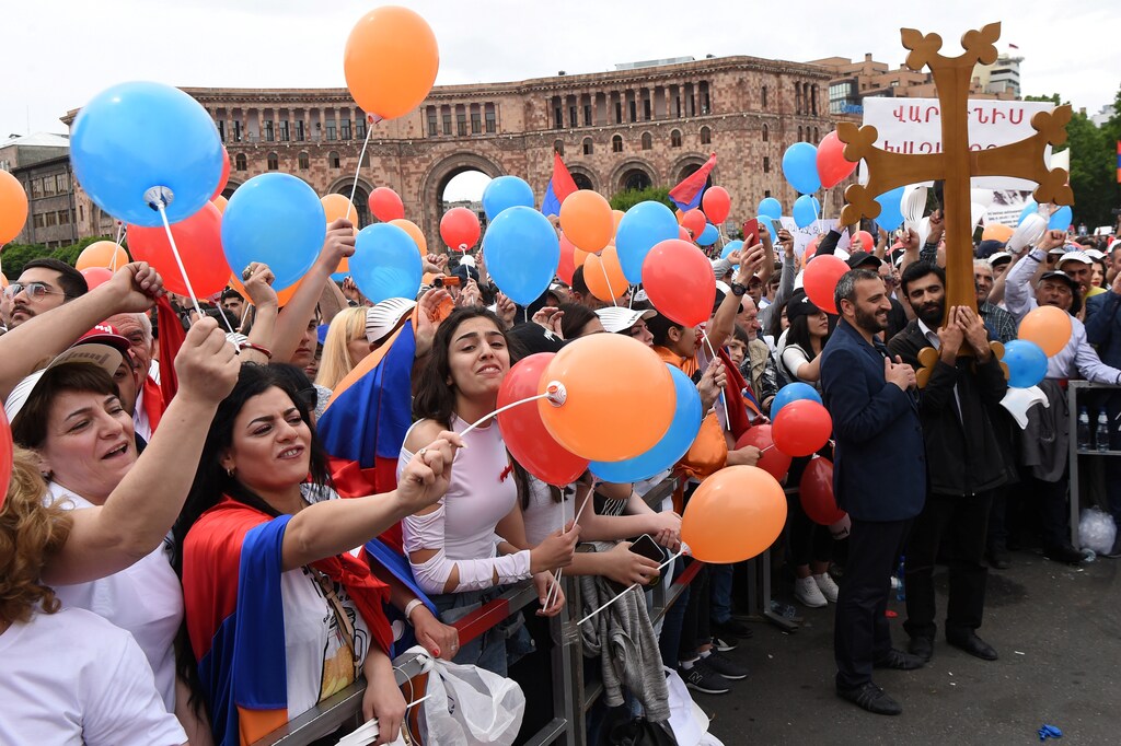 Supporters of Armenian protest leader Nikol Pashinyan gather in Republic Square as parliament holds a session to elect a new prime minister in Yerevan, Armenia May 8, 2018. REUTERS/Hayk Baghdasaryan/Photolure - RC1CE51CEF10