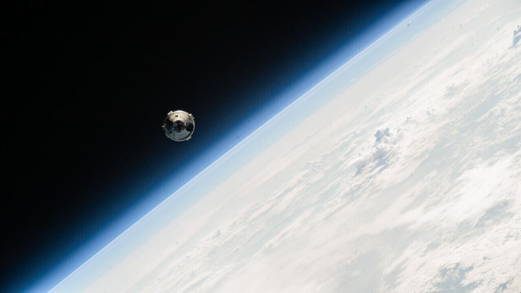 La cápsula Starliner de Boeing se aproxima a la Estación Espacial Internacional.