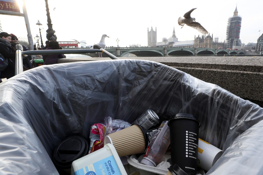 Discarded paper cups are seen in a rubbish bin on the Southbank, in London, Britain January 6, 2018. REUTERS/Simon Dawson - RC1B23E06EB0