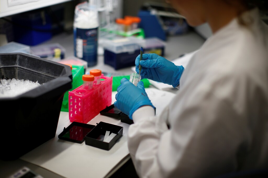 A scientist working in cancer research laboratories at the Old Road Campus research building at Oxford University, in Oxford, Britain May 11, 2016. REUTERS/Peter Nicholls - RTX2ECKS