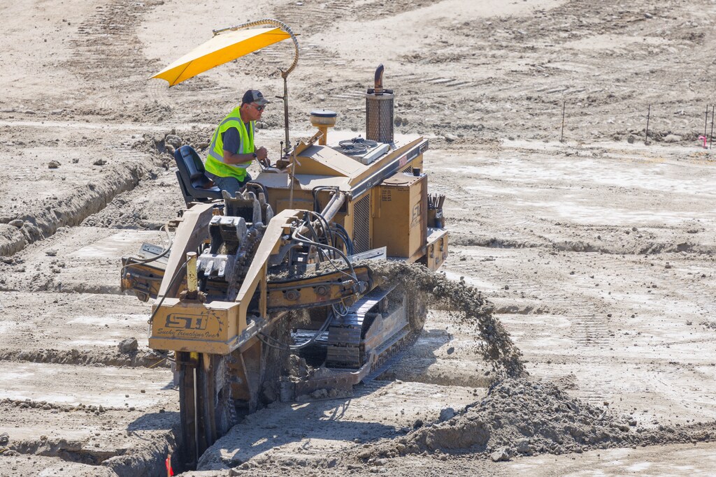 Un obrero de la construcción trabaja en la urbanización residencial de Junipers, en Lennar, San Diego, California, EE. UU., el 18 de junio de 2024.