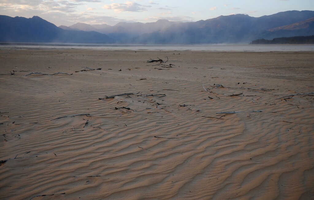 A general view of the dried up Theewaterskloof dam near Cape Town, South Africa June 2, 2017. The dam supplies most of the city 's potable water. Picture taken June 2, 2017. REUTERS/Mike Hutchings - RC1C8B6517B0
