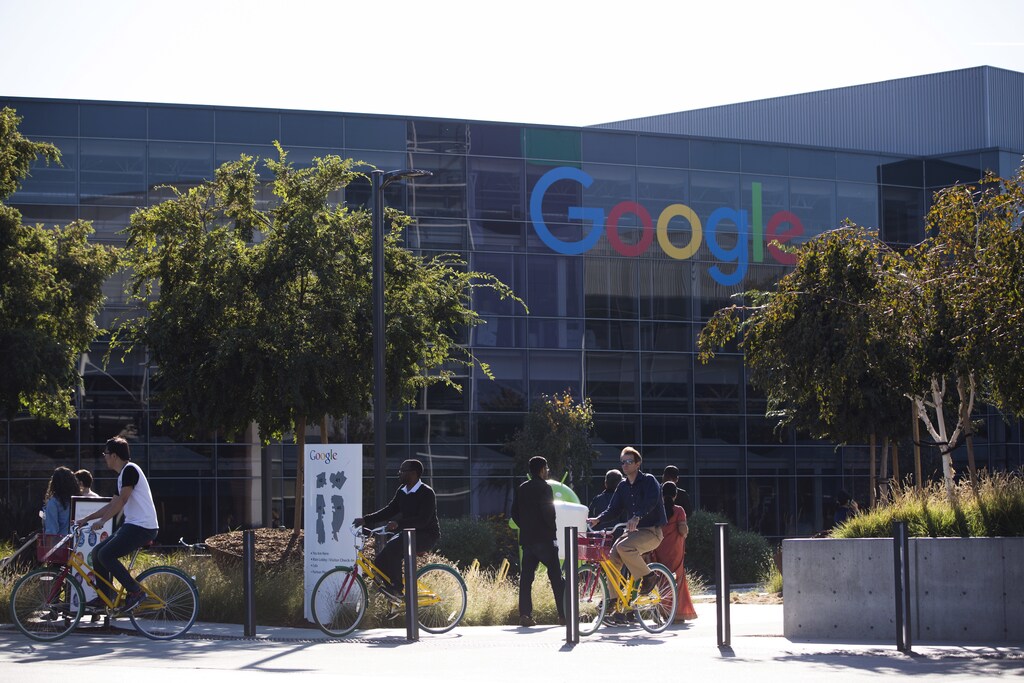 The new Google logo is seen at the Google headquarters in Mountain View, California November 13, 2015. REUTERS/Stephen Lam - RTS6X3W