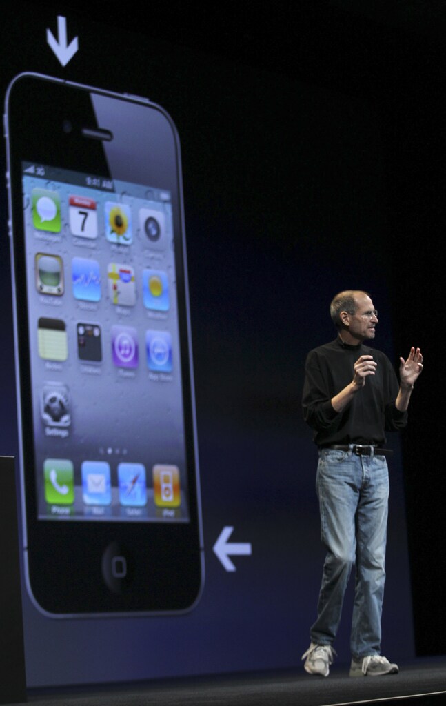 Apple CEO Steve Jobs stands in front of an image of the new iPhone 4 during the Apple Worldwide Developers Conference in San Francisco, California, June 7, 2010. REUTERS/Robert Galraith (UNITED STATES - Tags: SCI TECH BUSINESS) - GM1E66805S701