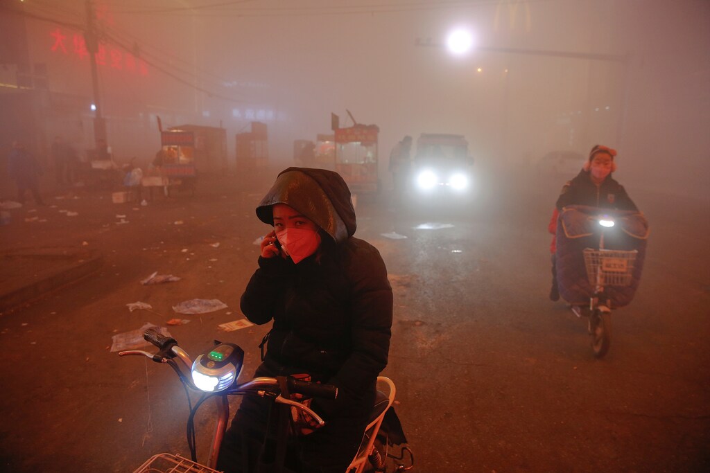 People make their way through heavy smog on an extremely polluted day with red alert issued, in Shengfang, Hebei province, China December 19, 2016. REUTERS/Damir Sagolj TPX IMAGES OF THE DAY - RC1AFFB53590