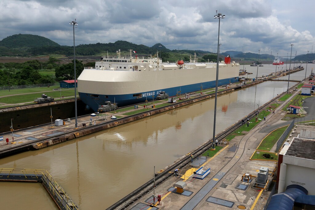 Un buque de carga es fotografiado cruzando por las esclusas de Miraflores, un día antes de la inauguración del proyecto de expansión del Canal de Panamá, en la Ciudad de Panamá, Panamá 25 de junio de 2016