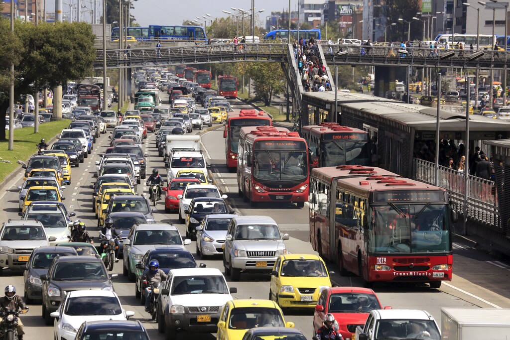 Cars and public buses are seen in a traffic jam along a main street ahead of local elections in Bogota, October 20, 2015. The local elections in Colombia will be held on Sunday October 25 amid outrage over chaotic transport, increased insecurity, dirty streets and corruption in the capital. Picture taken on October 20, 2015. REUTERS/Jose Miguel Gomez - GF20000028264