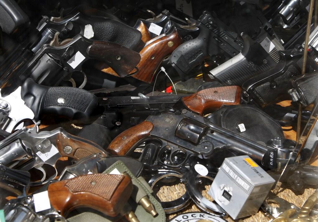 Guns and revolvers are seen on sales in a Paris gunsmith's store May 5 , 2008. REUTERS/Charles Platiau (FRANCE) - PM1E45511IV01