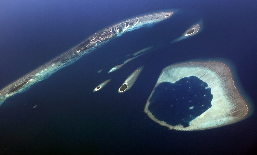 An aerial view shows an atoll in the Maldives December 9, 2009. Maldives has a population of some 400,000 islanders, whose livelihood from fishing and tourism is being hit by climate change. Maldives President Mohamed Nasheed said in November that 2 degrees Celsius warming would risk swamping the sand-rimmed coral atolls and islets, dotted with palm trees and mangrove clumps, that form his small country.REUTERS/Reinhard Krause (MALDIVES - Tags: POLITICS ENVIRONMENT TRAVEL) - GM1E5CE00F501