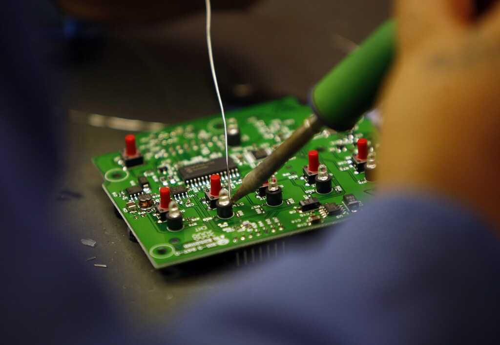 A worker solders a circuit board at the manufacturing facility of VAS, an Electronics manufacturer in San Diego, California April 14, 2009. REUTERS/Mike Blake (UNITED STATES SCI TECH) - GM1E54F0PN101