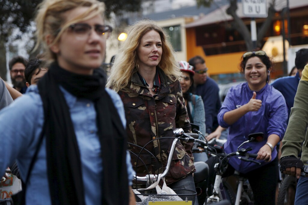 Spanish singer Christina Rosenvinge (C), a former member of the 'Christina y Los Subterraneos ('Christina and the Underground') band, participates in a bike ride with bicycle activists in Lima's Miraflores district, Peru September 2, 2015. Rosenvinge is in Lima for a concert and to present her new album called 'Lo Nuestro' ('Ours'). REUTERS/Janine Costa - RTX1QTMY