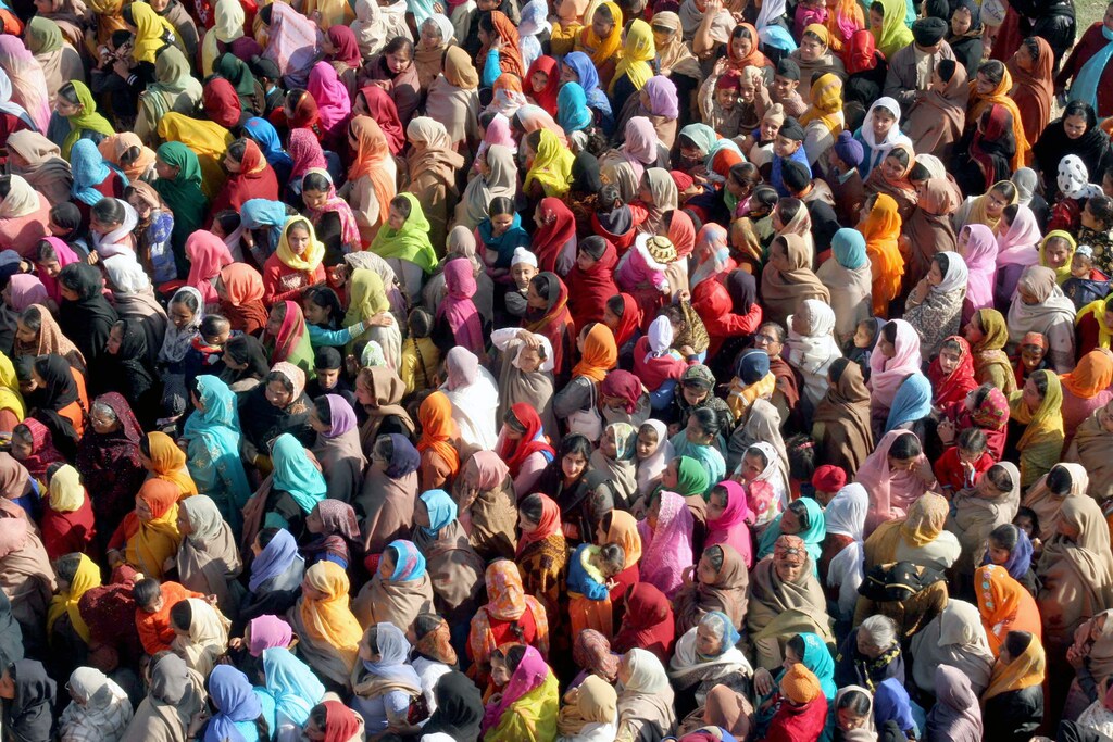 Sikh devotees crowd outside a holy Sikh shrine for prayers to mark the birth anniversary of the tenth Guru, Govind Singh, in Jammu January 5, 2007. REUTERS/Amit Gupta (INDIAN ADMINISTRATED KASHMIR) BEST QUALITY AVAILABLE - GM1DUHYFGFAA