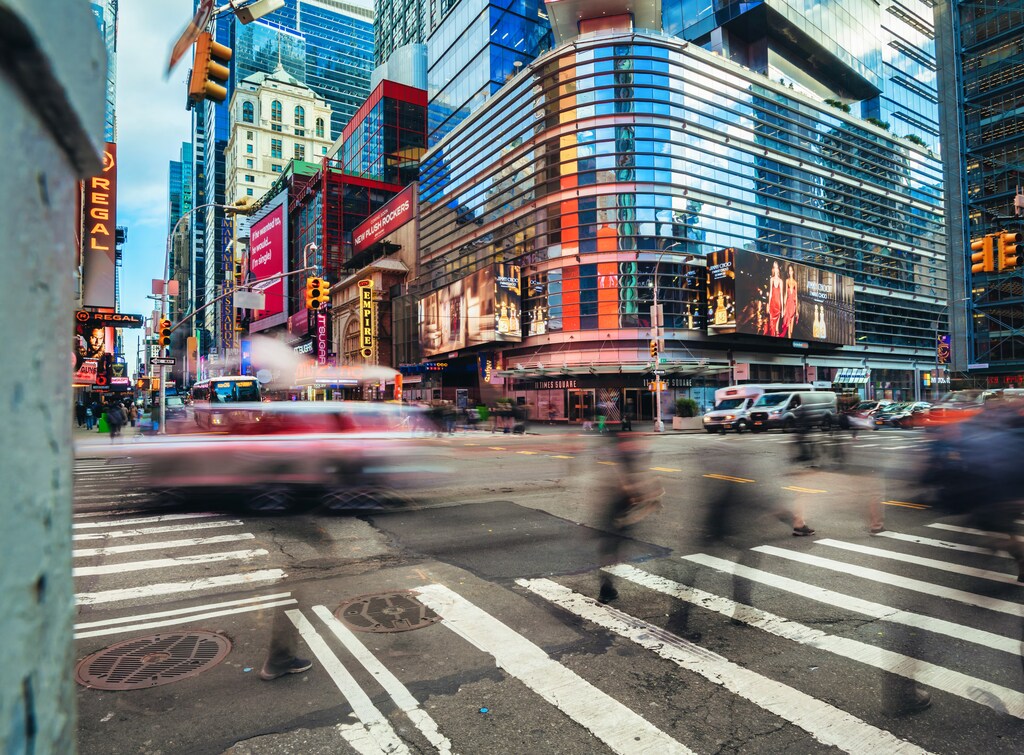 Personas y automóviles difuminados por el movimiento en Times Square, Nueva York, donde se celebran las Reuniones de Impacto sobre Desarrollo Sostenible del Foro Económico Mundial.