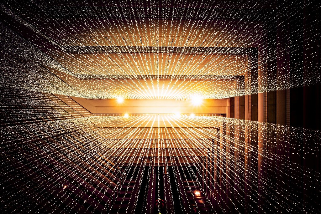 Viste desde abajo de luces que fluyen hacia el techo: Los centros de datos que sustentan la IA consumen actualmente cerca del 4% de la electricidad de Estados Unidos.